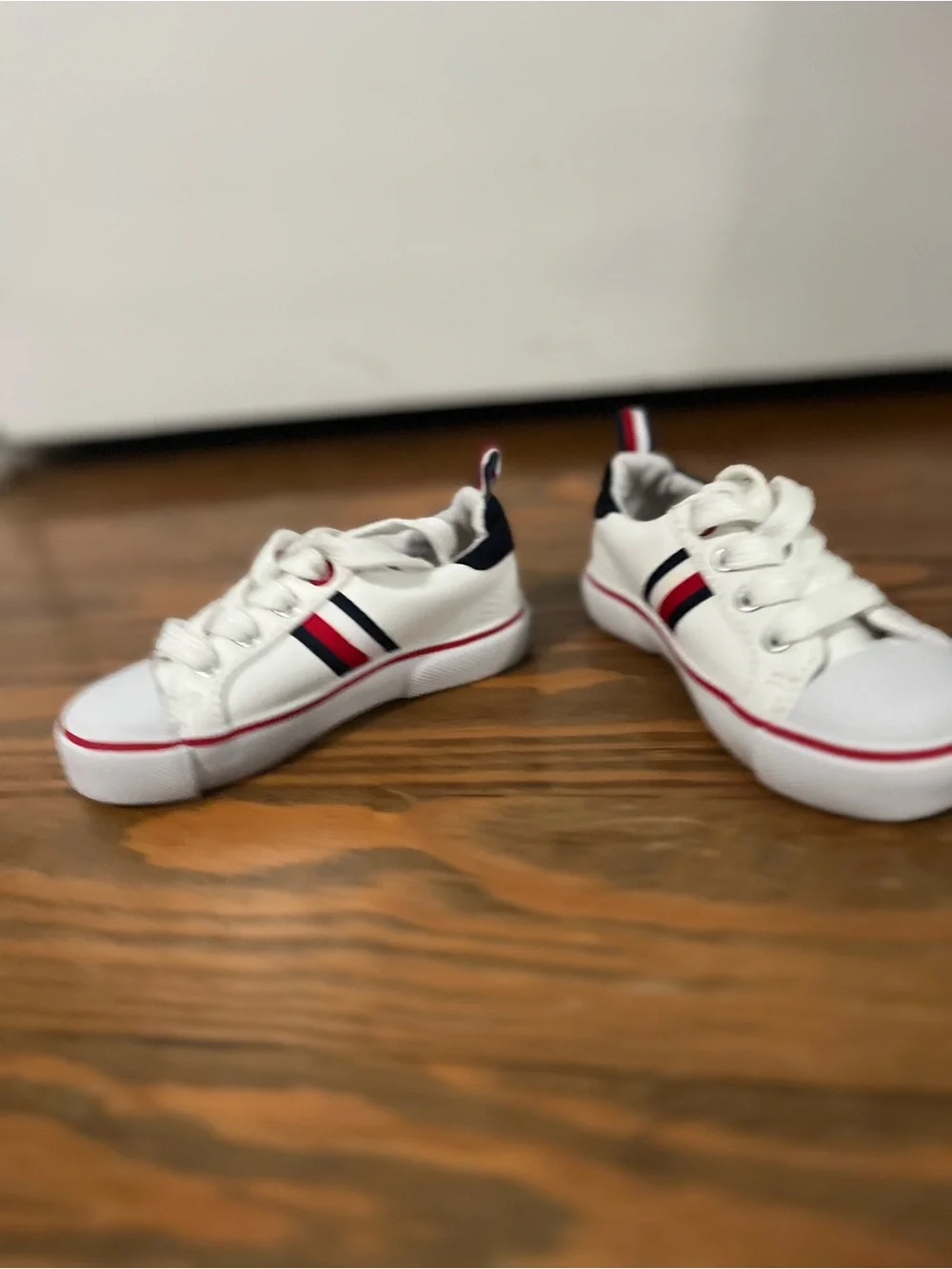 Kids vintage Tommy Hilfiger White Sneakers with Red & Navy Stripe Accent size 6